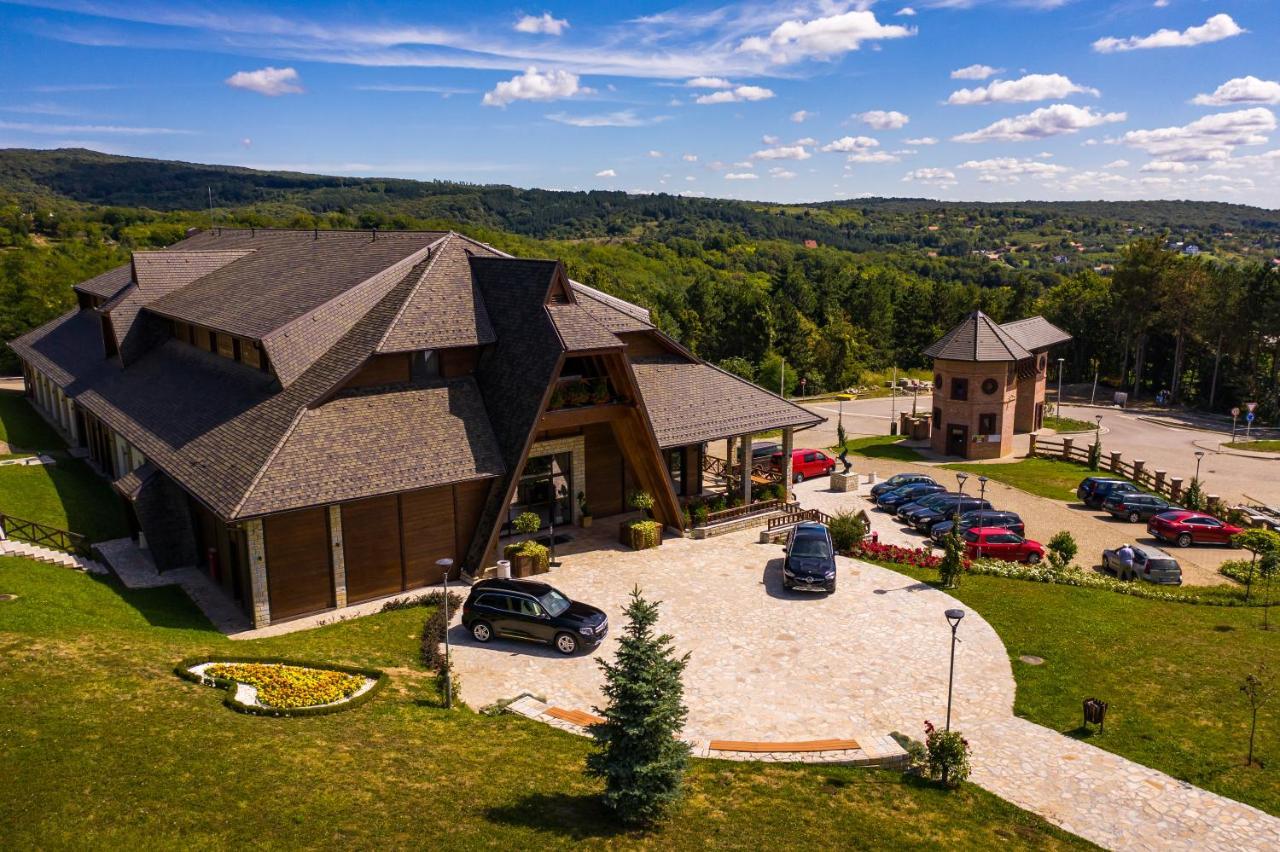 Hotel Etno Naselje Vrdnicka Kula à Vrdnik Extérieur photo