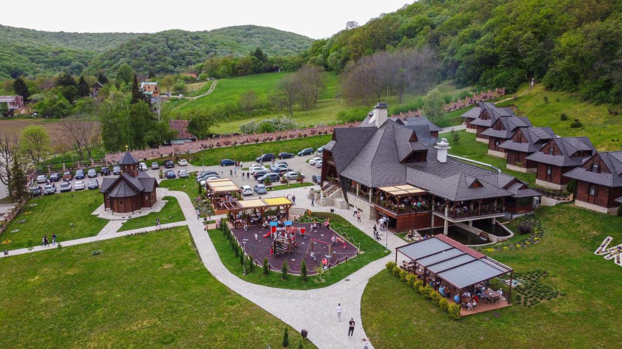 Hotel Etno Naselje Vrdnicka Kula à Vrdnik Extérieur photo