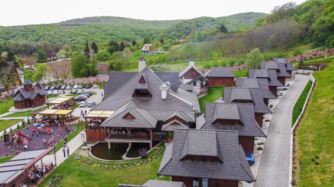 Hotel Etno Naselje Vrdnicka Kula à Vrdnik Extérieur photo