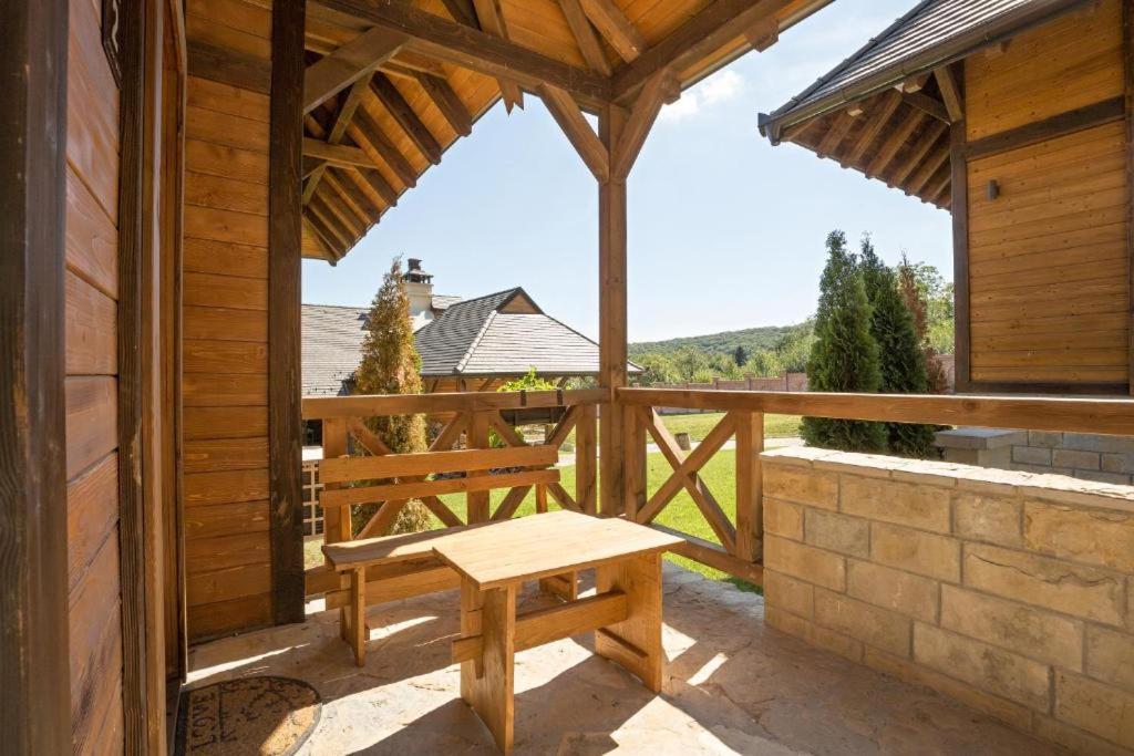 Hotel Etno Naselje Vrdnicka Kula à Vrdnik Extérieur photo