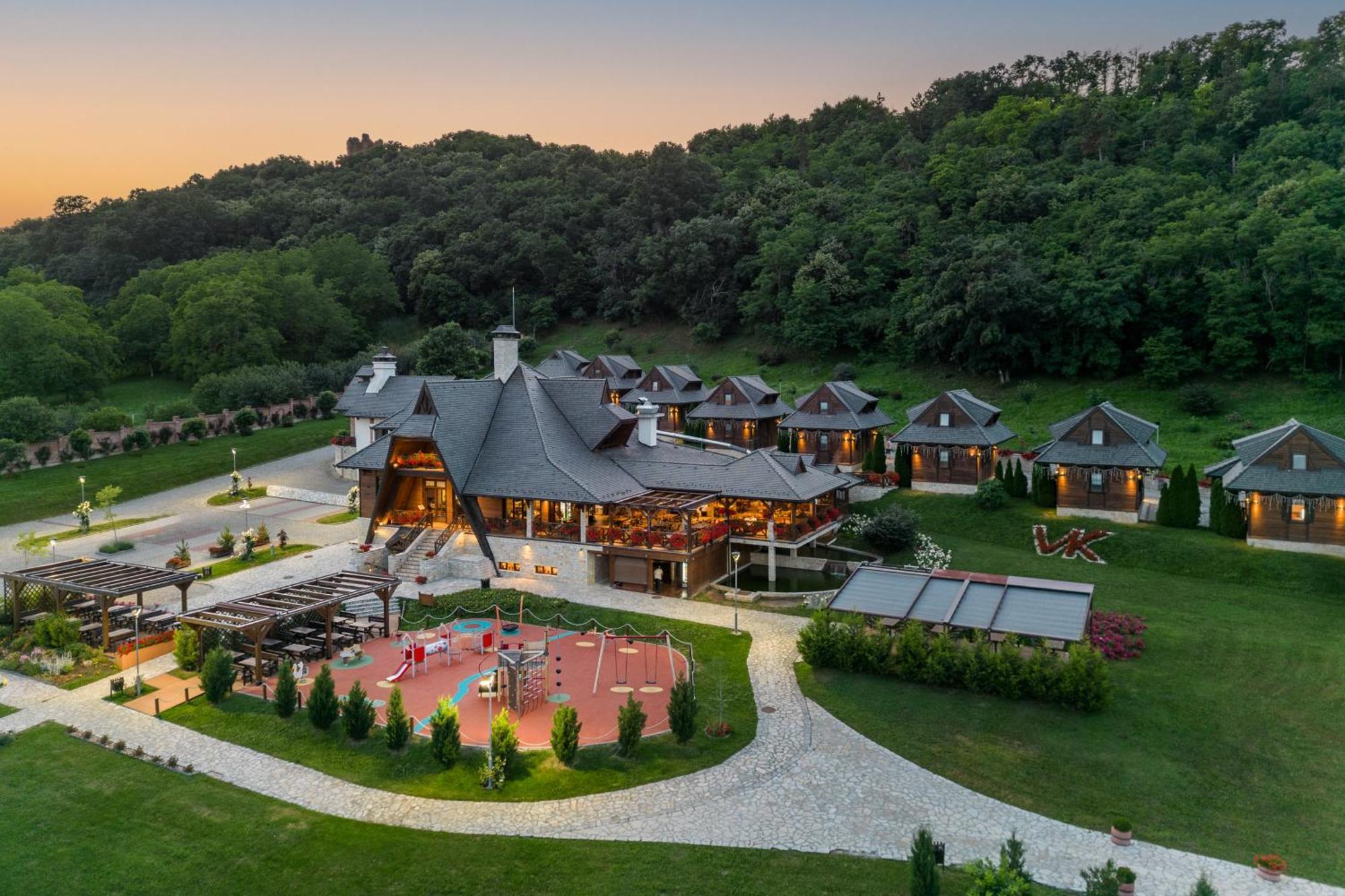 Hotel Etno Naselje Vrdnicka Kula à Vrdnik Extérieur photo